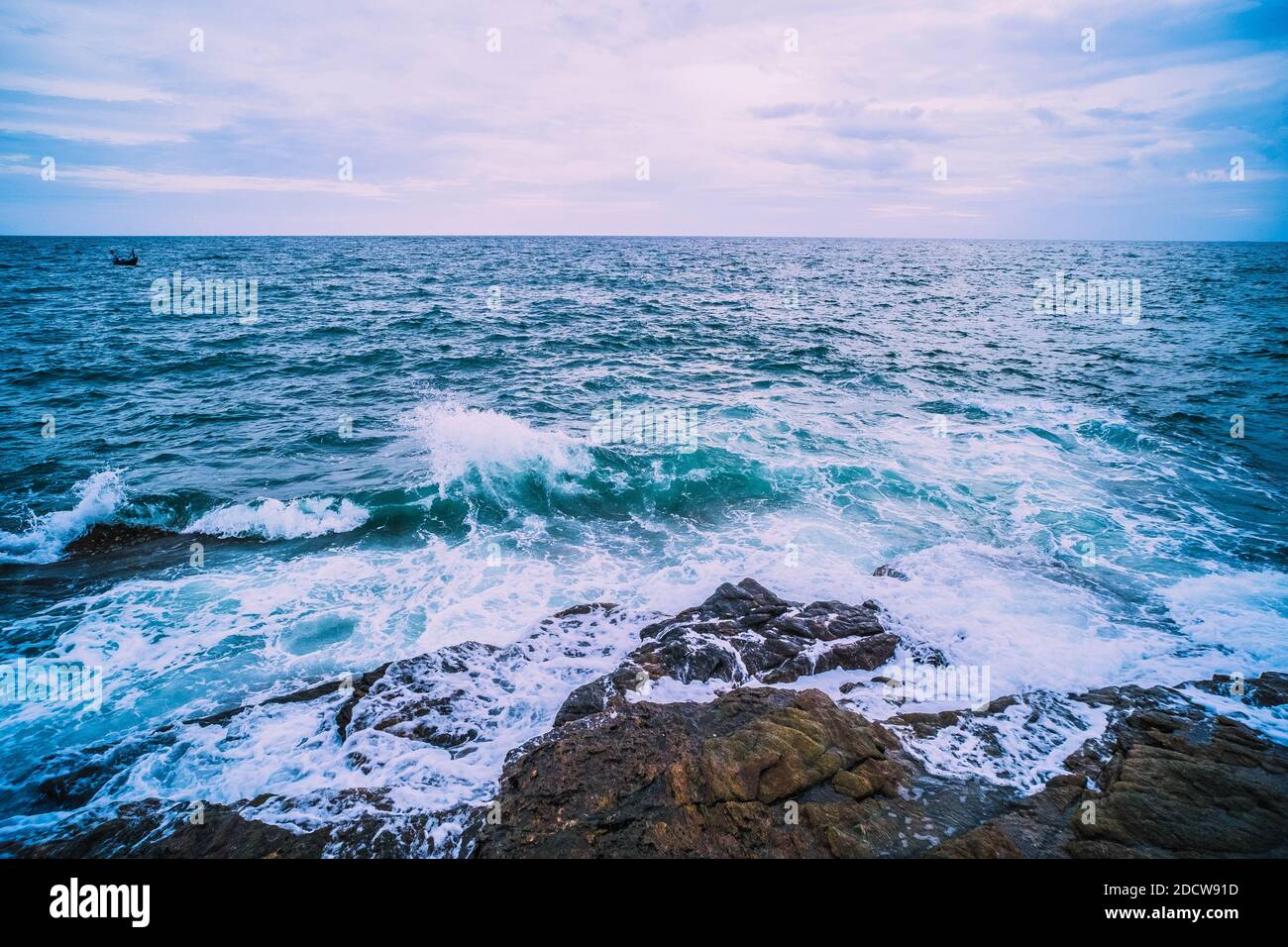 Océan marin avec vague douce et paysage de roche avec ciel bleu. Nature de Seascape vacances. Banque D'Images
