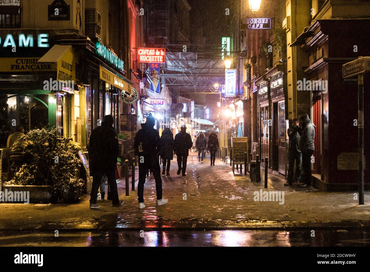 Vue sur le quartier de Saint-Germain-des-Prés dans la neige à Paris, France, le 6 février 2018. La neige a balayé le nord de la France, provoquant le chaos de la circulation à Paris lors de la première dose réelle de temps hivernal de la capitale française cette saison. Le service météorologique de Meteo France a mis la région du Grand Paris en alerte de neige et de verglas sur les routes, parmi les 27 départements qu'il s'attendait à être en alerte à travers le pays jusqu'à mercredi midi. Photo de Samuel Boivin/ABACAPRESS.COM Banque D'Images