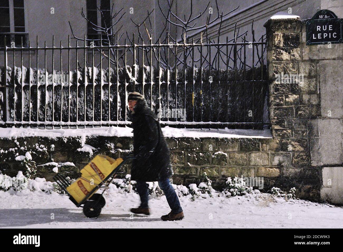 Une vue inhabituelle d'un quartier vide de Montmartre dans la neige le mardi 6 février 2018 à Paris, France. La neige a balayé le nord de la France, provoquant le chaos de la circulation à Paris lors de la première dose réelle de temps hivernal de la capitale française cette saison. Le service météorologique de Meteo France a mis la région du Grand Paris en alerte de neige et de verglas sur les routes, parmi les 27 départements qu'il s'attendait à être en alerte à travers le pays jusqu'à mercredi midi. Photo d'Aurore Marechal/ABACAPRESS.COM Banque D'Images