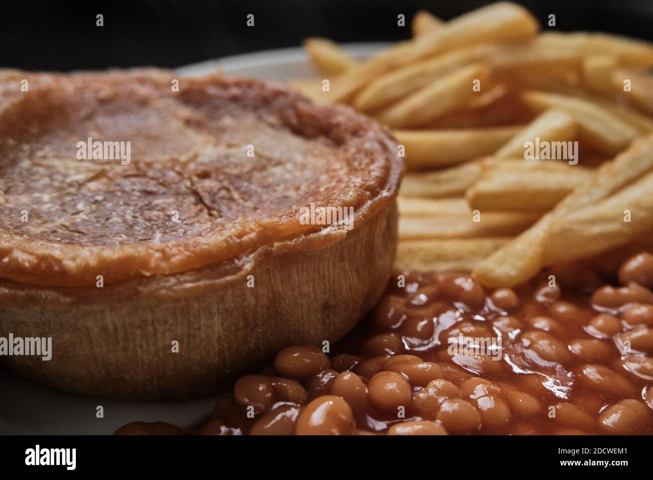 Gros plan sur les frites et les haricots Banque D'Images