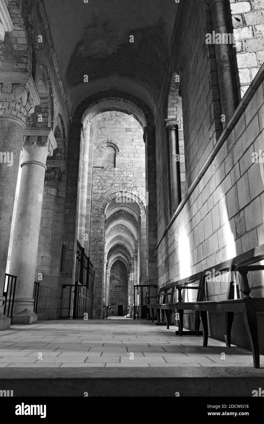 L'allée côté épître de la basilique de l'abbaye de Fleury à Saint Benoit Sur Loire, France Banque D'Images