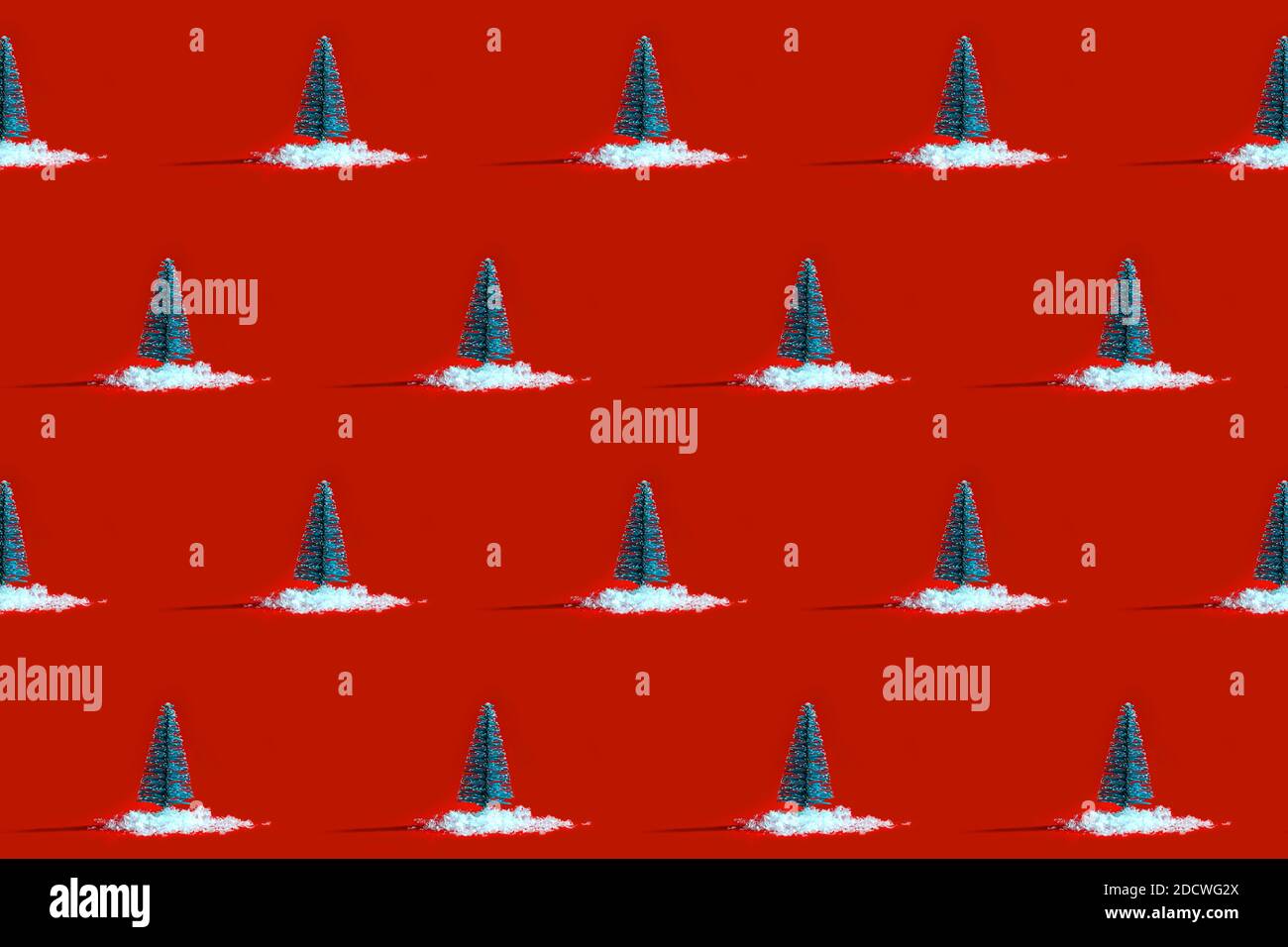 Motif de Noël arbre de Noël en neige sur fond rouge. Concept de nouvel an minimal. Pose à plat. Banque D'Images