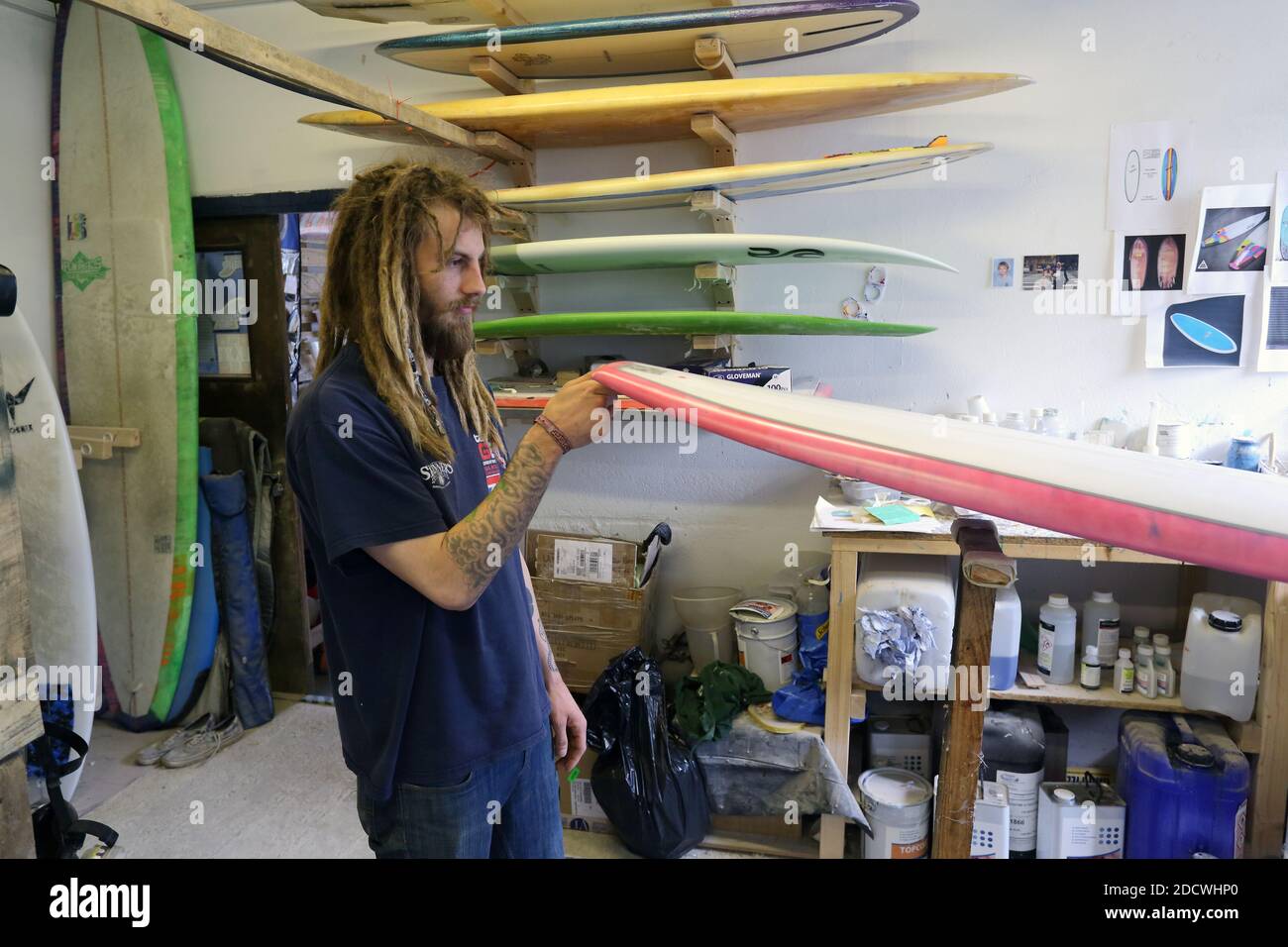 Constructeur de planches de surf personnalisées dans son atelier, Newquay , Cornwall, Angleterre Banque D'Images