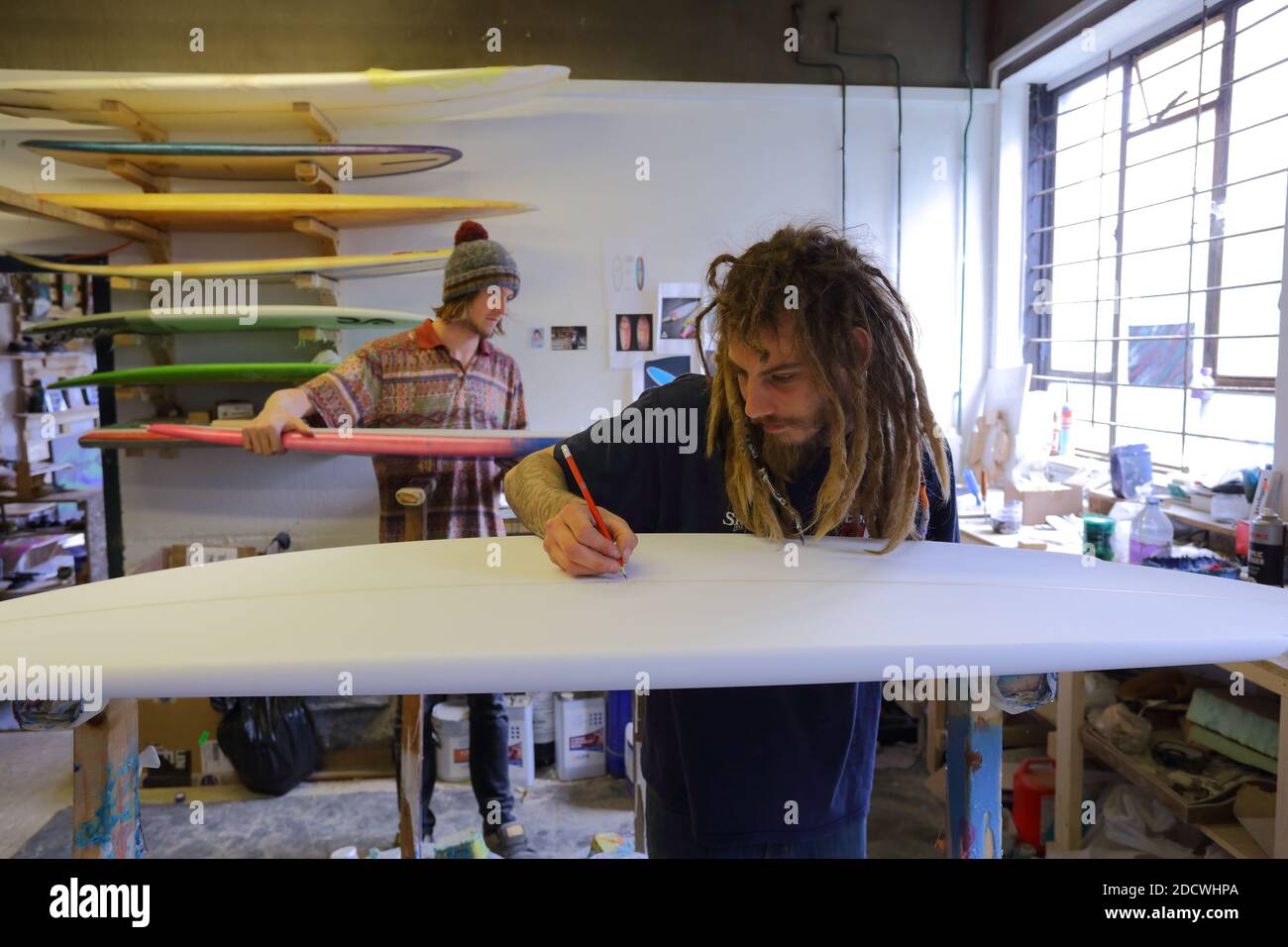 Des constructeurs de planches de surf sur mesure travaillant à Workshop, Newquay , Cornwall, Angleterre Banque D'Images