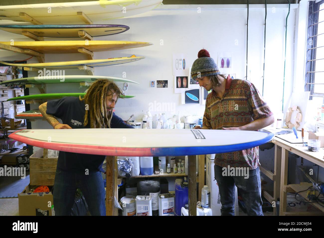 Des constructeurs de planches de surf sur mesure travaillant à Workshop, Newquay , Cornwall, Angleterre Banque D'Images