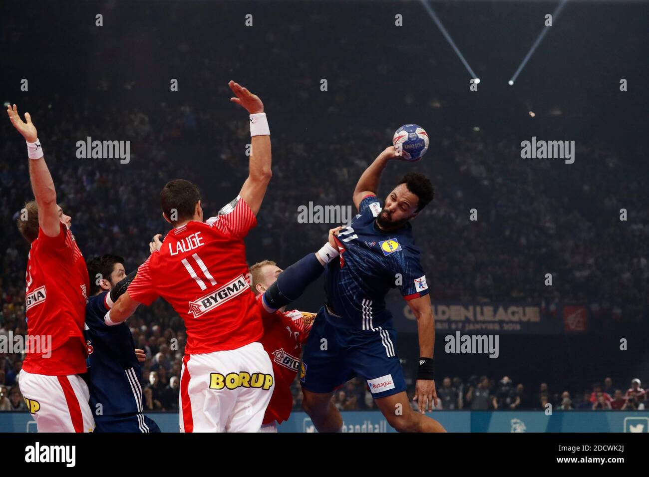 Timohe n'Guessan en France jouant dans le jeu de Handball de la Ligue d'Or France vs Danemark dans l'arène Accorhotels, Paris, France le 7 janvier 2018. Photo de Henri Szwarc/ABACAPRESS.COM Banque D'Images