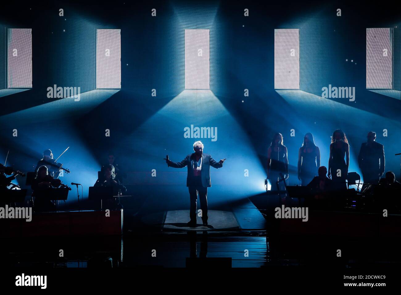 Semi-paradrôles - SOUS EMBARGO POUR LE WEB ET LES APPS EN FRANCE JUSQU'au 23 FÉVRIER 2018 - Michel Sardou lors d'un concert à l'arène Bordeaux Metropole dans le cadre de sa tournée « la dernière danse » accompagnée d'un grand orchestre de 31 musiciens à Floirac, en France, le 8 février 2018. Photo de Thibaud Moritz/ABACAPRESS.COM SEMI EXCLUSIF Banque D'Images