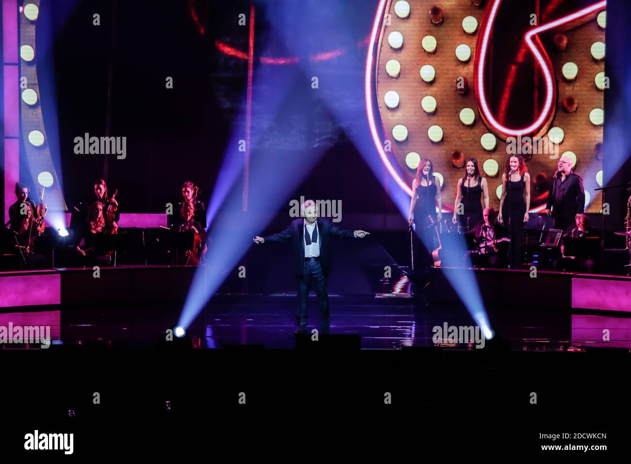 Semi-paradrôles - SOUS EMBARGO POUR LE WEB ET LES APPS EN FRANCE JUSQU'au 23 FÉVRIER 2018 - Michel Sardou lors d'un concert à l'arène Bordeaux Metropole dans le cadre de sa tournée « la dernière danse » accompagnée d'un grand orchestre de 31 musiciens à Floirac, en France, le 8 février 2018. Photo de Thibaud Moritz/ABACAPRESS.COM SEMI EXCLUSIF Banque D'Images