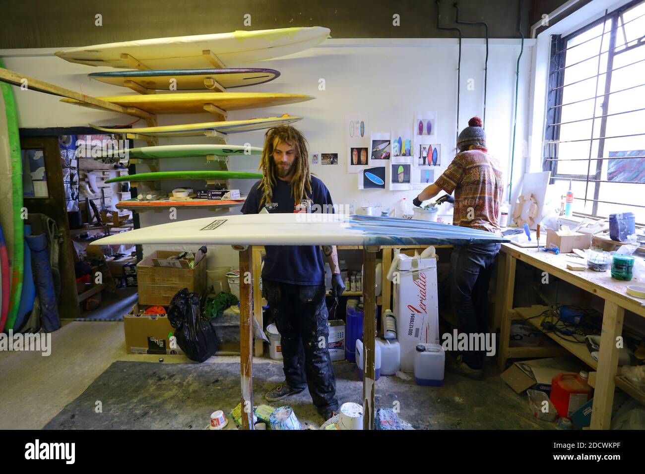 Des constructeurs de planches de surf sur mesure travaillant à Workshop, Newquay , Cornwall, Angleterre Banque D'Images
