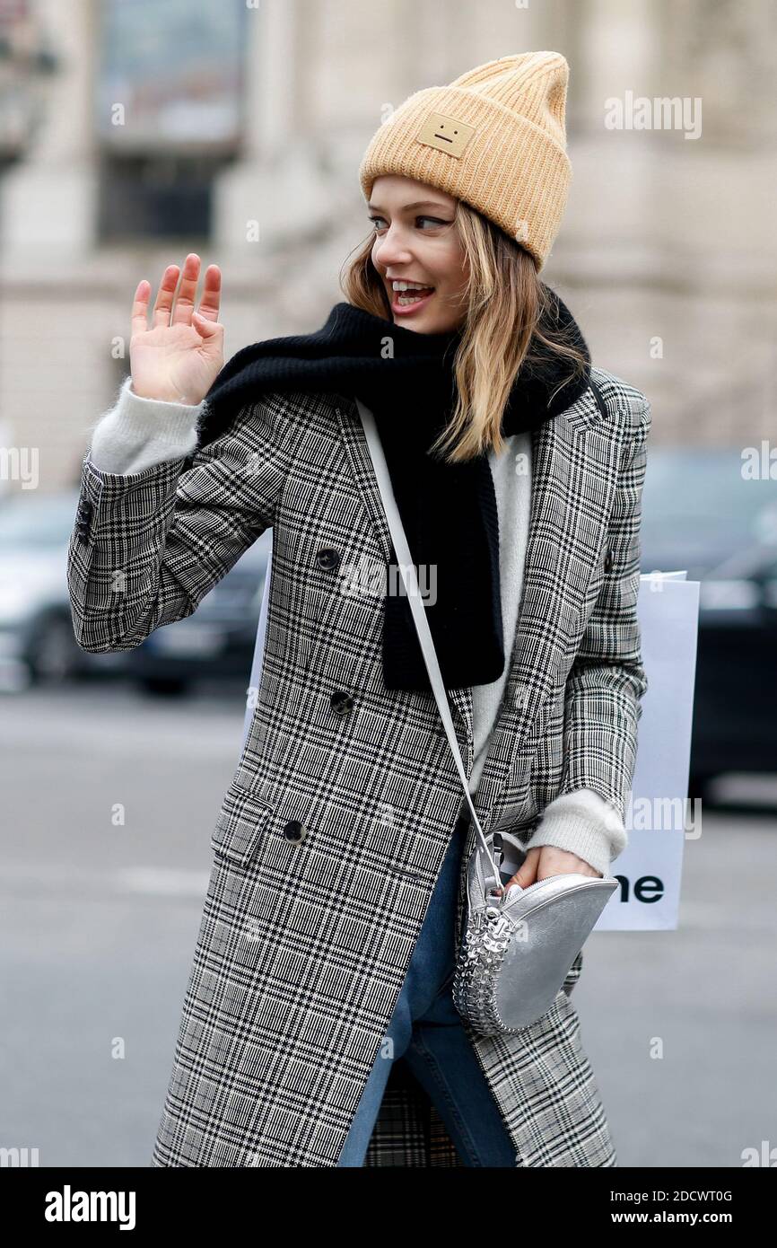 Street style, modèle Emmy Rappe après le spectacle Apo Rabanne automne-hiver 2018-2019 qui s'est tenu au Grand Palais à Paris, France, le 1er mars 2018. Photo de Marie-Paola Bertrand-Hillion/ABACAPRESS.COM Banque D'Images