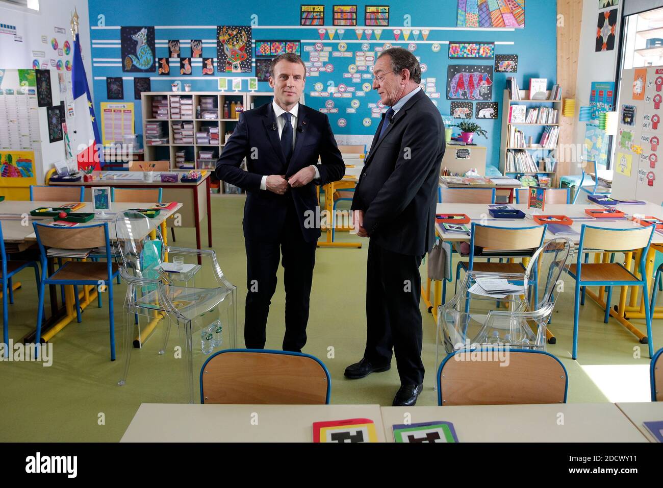 Le président français Emmanuel Macron (L) s’entretient avec le journaliste français Jean-Pierre Pernaut (R) après avoir été interviewé à l’intérieur de la salle de classe sur la chaîne de télévision française TF1 à l’école de BERd’huis, à l’ouest de Paris, en France, le 12 avril 2018. Photo de Yoan Valat/pool/ABACAPRESS.COM Banque D'Images