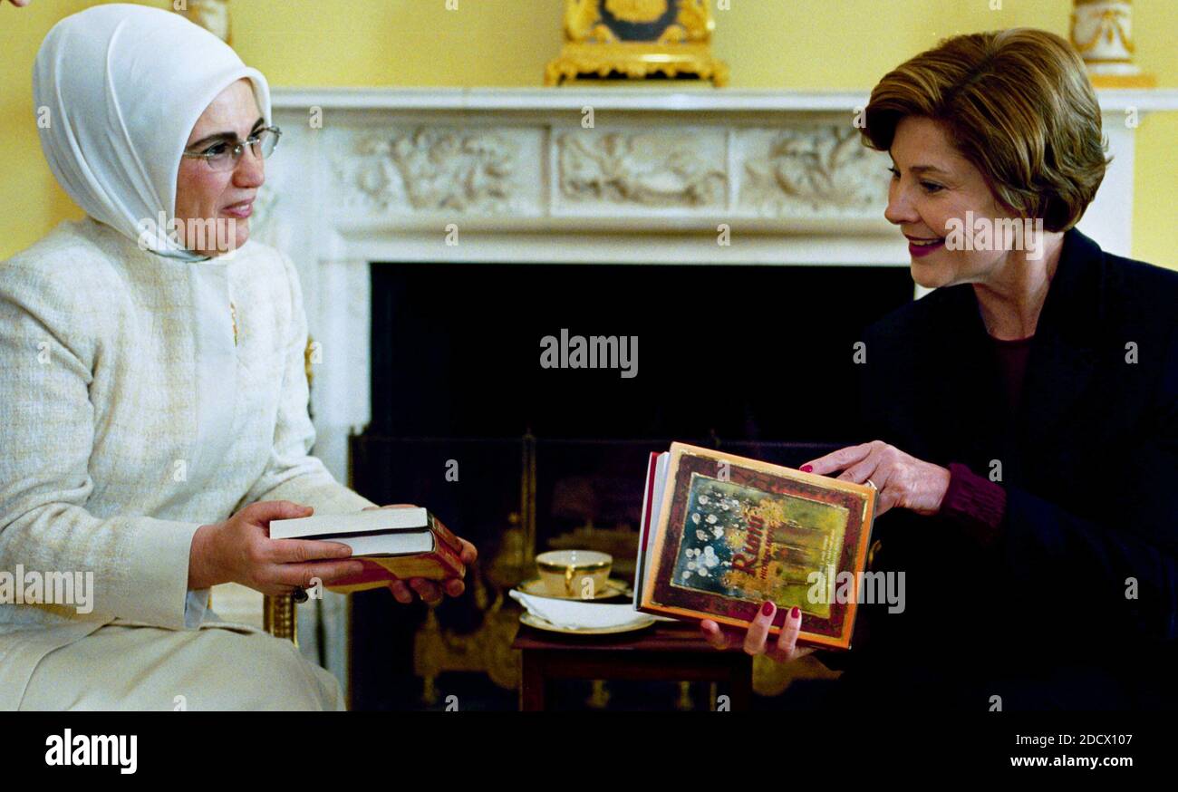 Etats-Unis la première dame Laura Bush accepte des livres de poésie par le poète turc Rumi présenté par Emine Erdogan, épouse du Premier ministre de Turquie, lors d'un café à la Maison Blanche jeudi 29 janvier 2004.crédit obligatoire: Susan Sterner / Maison Blanche via CNP/ABACAPRESS.COM Banque D'Images