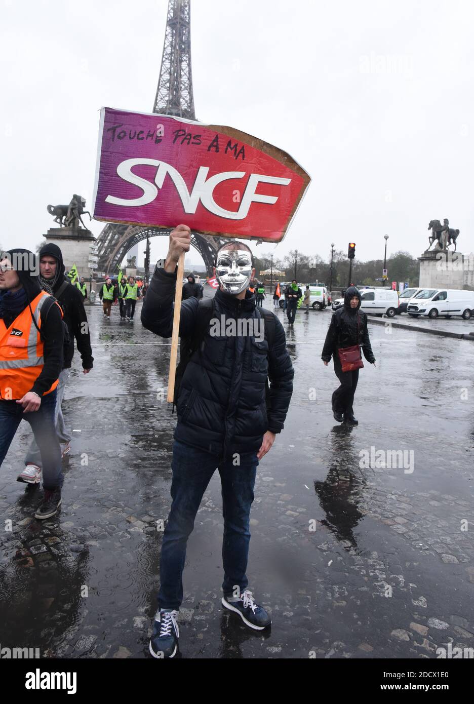 Des centaines de cheminots descendent dans les rues de Paris, France, le 9 avril 2018, au début de trois mois de grèves ferroviaires. Le personnel de l'opérateur ferroviaire SNCF a quitté le poste à partir de 7.00 h (1700 h GMT) le 2 avril, le premier d'une série de démarchages touchant tout, de l'énergie à la collecte des ordures. Les grèves des chemins de fer, qui doivent durer jusqu'en juin 28, sont considérées comme le plus grand défi encore à relever par le Président pour secouer la France et la rendre plus compétitive. Photo d'Alain Apaydin/ABACAPRESS.COM Banque D'Images