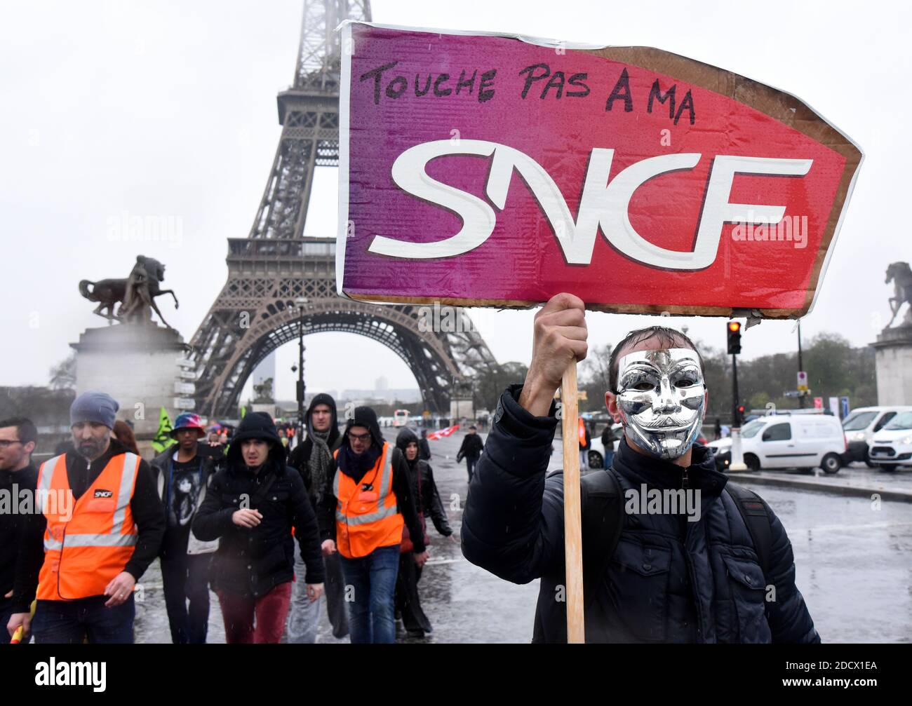 Des centaines de cheminots descendent dans les rues de Paris, France, le 9 avril 2018, au début de trois mois de grèves ferroviaires. Le personnel de l'opérateur ferroviaire SNCF a quitté le poste à partir de 7.00 h (1700 h GMT) le 2 avril, le premier d'une série de démarchages touchant tout, de l'énergie à la collecte des ordures. Les grèves des chemins de fer, qui doivent durer jusqu'en juin 28, sont considérées comme le plus grand défi encore à relever par le Président pour secouer la France et la rendre plus compétitive. Photo d'Alain Apaydin/ABACAPRESS.COM Banque D'Images