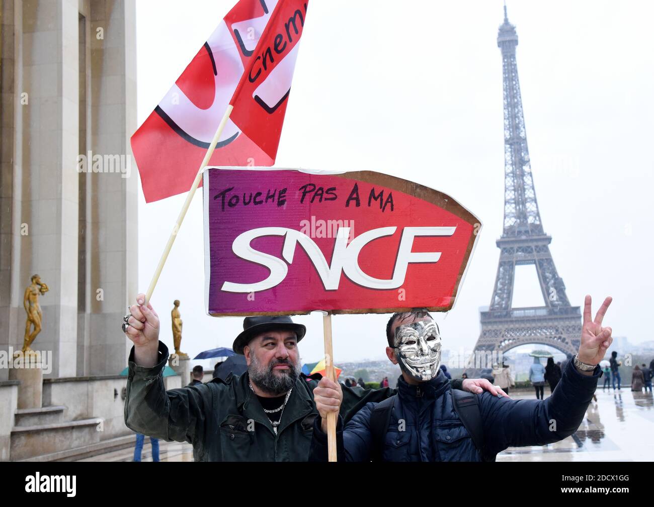 Des centaines de cheminots descendent dans les rues de Paris, France, le 9 avril 2018, au début de trois mois de grèves ferroviaires. Le personnel de l'opérateur ferroviaire SNCF a quitté le poste à partir de 7.00 h (1700 h GMT) le 2 avril, le premier d'une série de démarchages touchant tout, de l'énergie à la collecte des ordures. Les grèves des chemins de fer, qui doivent durer jusqu'en juin 28, sont considérées comme le plus grand défi encore à relever par le Président pour secouer la France et la rendre plus compétitive. Photo d'Alain Apaydin/ABACAPRESS.COM Banque D'Images