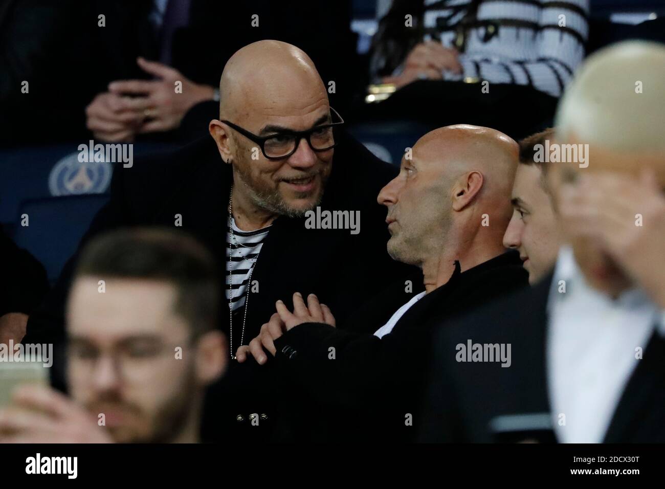 Pascal Obispo et Fabien Barthez regardent la Ligue 1 Paris Saint-Germain (PSG) et Monaco (ASM) le 15 avril 2018, au stade du Parc des Princes à Paris, France. Photo de Henri Szwarc/ABACAPRESS.COM Banque D'Images