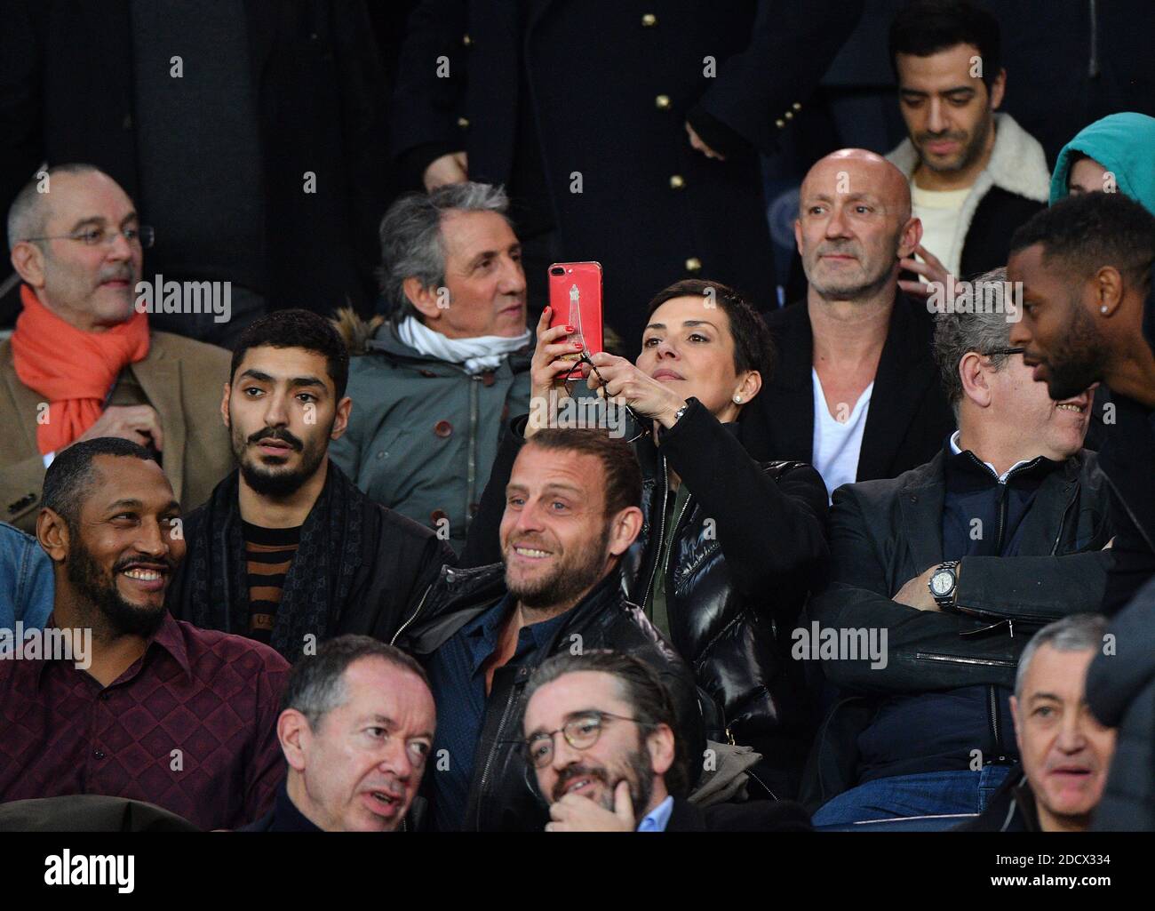 Richard Anconina, Cristina Cordula et Fabien Barthez regardant la Ligue 1 Paris Saint-Germain (PSG) et Monaco (ASM) le 15 avril 2018, au stade du Parc des Princes à Paris, France. Photo de Christian Liewig/ABACAPRESS.COM Banque D'Images