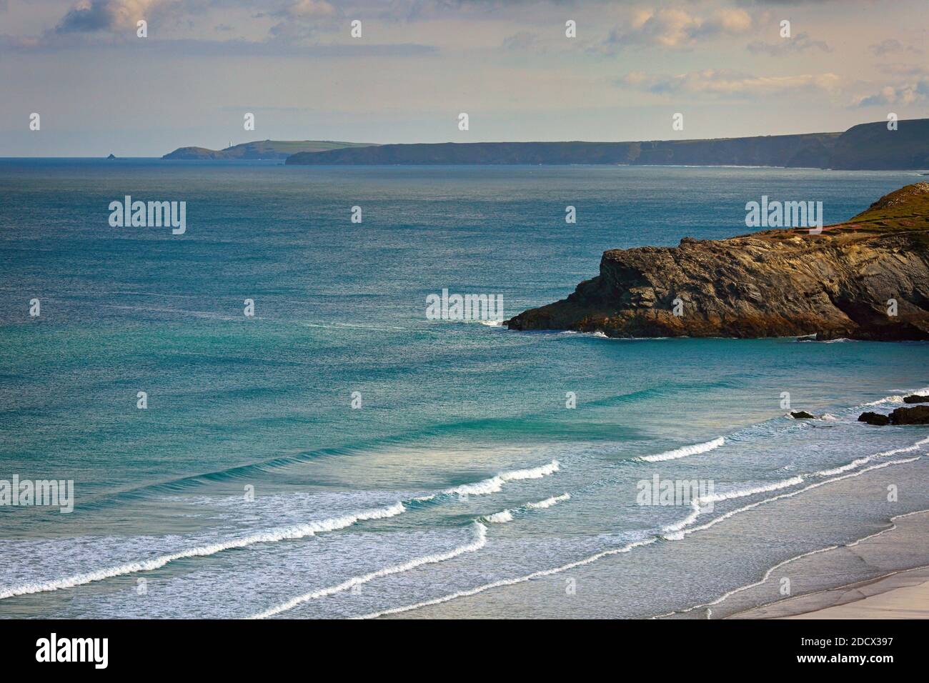 Surplombant le sentier de la côte sud-ouest , Watergate Bay . Newquay, Cornwall, Angleterre, Royaume-Uni. - Banque D'Images