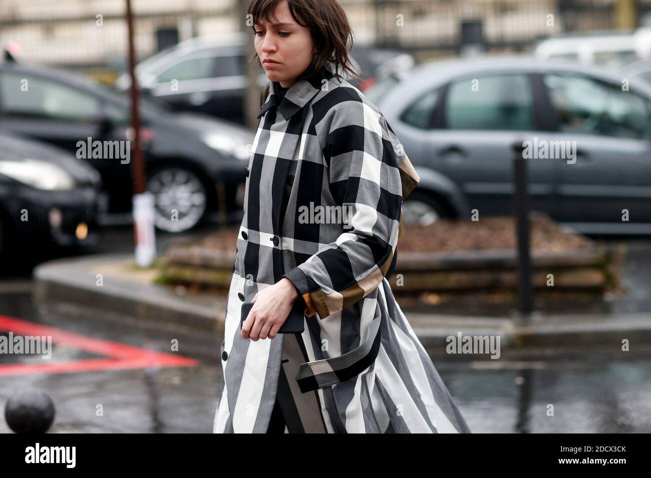 Street style, en arrivant au spectacle Issey Miyake automne-hiver 2018-2019 qui s'est tenu au Palais de Tokyo, à Paris, en France, le 2 mars 2018. Photo de Marie-Paola Bertrand-Hillion/ABACAPRESS.COM Banque D'Images