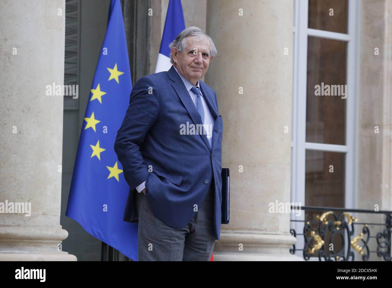 Le ministre de la cohésion territoriale Jacques Mezard quitte la réunion hebdomadaire du Cabinet à l'Elysée, Paris, France, le 12 janvier 2018. Photo de Henri Szwarc/ABACAPRESS.COM Banque D'Images