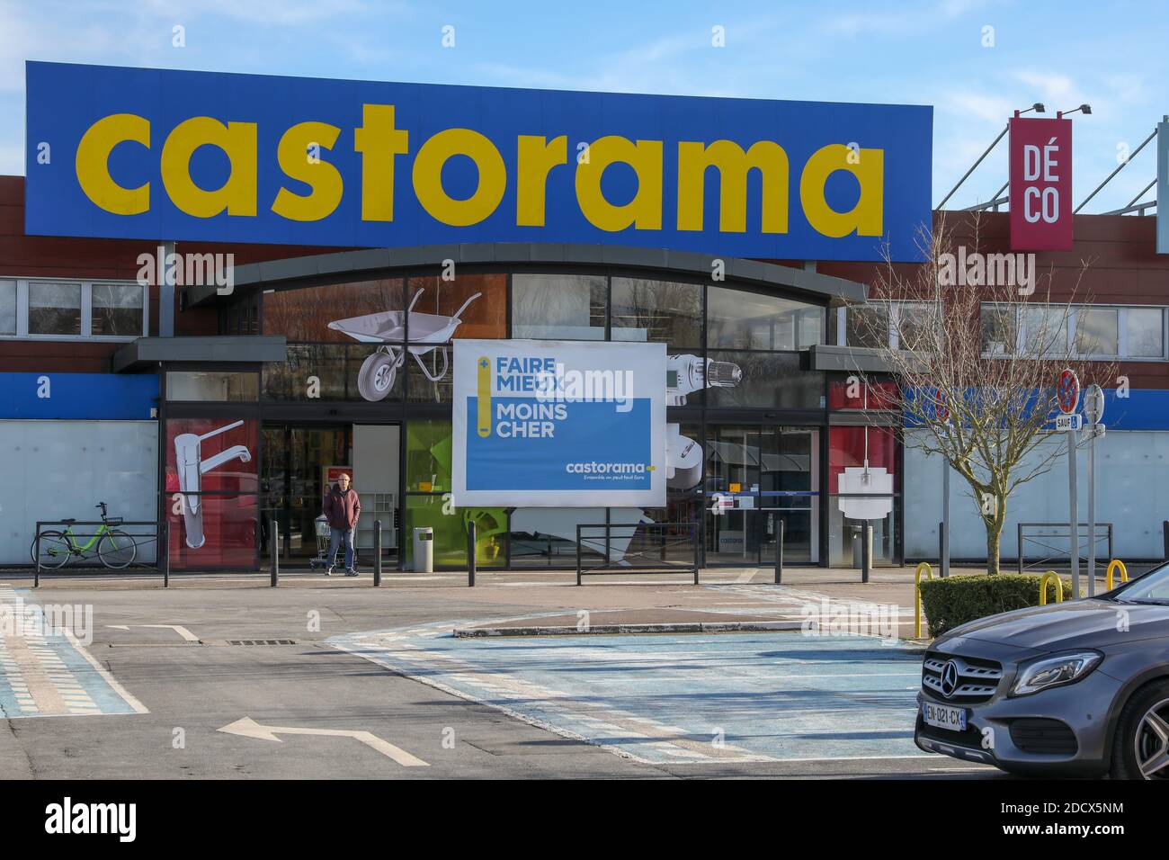 Castorama store Banque de photographies et d'images à haute résolution -  Alamy