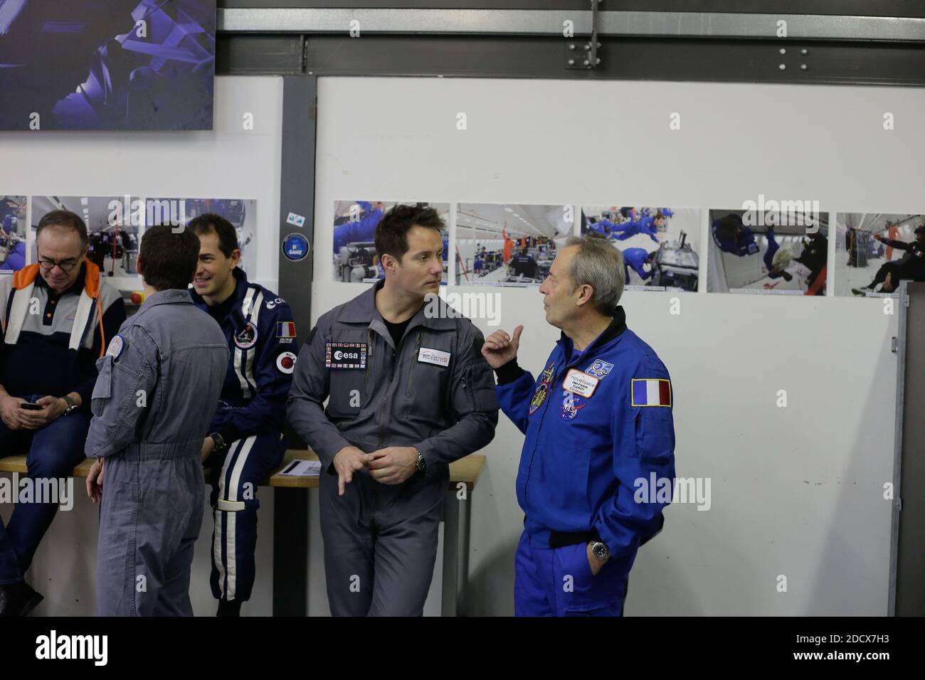 Thomas Pesquet avec Jean-François Clervoy ancien astraunote français et actuel président de Novespace lors du briefing avant le premier vol. L'astronaute Thomas Pesquet fera bientôt partie des pilotes avec des vols paraboliques à bord de l'A310 Zero-G de la société Novespace. Ces vols, effectués par l'équipe de Novespace, permettent aux scientifiques, mais aussi au grand public, de faire l'expérience de l'apesanteur. À Mérignac, France, le 16 février 2018. Photo de Thibaud Moritz/ABACAPRESS.COM Banque D'Images