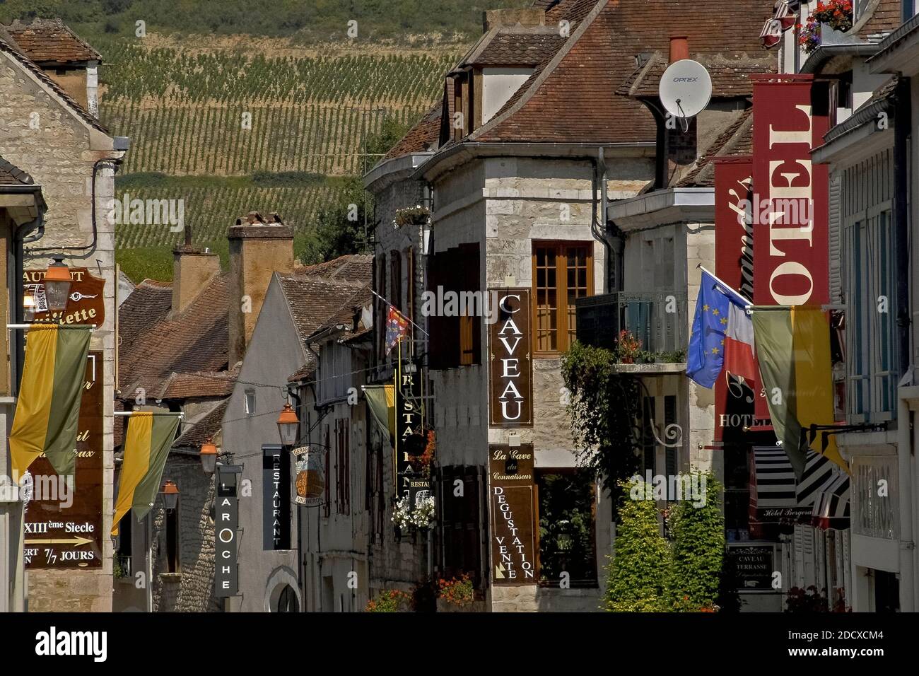 Un goût de Chablis … La rue des Moulins, comme les autres rues centrales de cette petite ville au coeur de la région viticole de Bourgogne dans le nord de la France, est bordée d'hôtels, de restaurants et de caves et de salles de dégustation de producteurs et marchands de blancs secs de renommée mondiale. Les vins sont pressés principalement à partir de raisins Chardonnay cultivés sur environ 4,000 hectares de campagne bourguignonne et surtout sur les pentes orientées à l'ouest entourant Chablis lui-même. Banque D'Images Un goût de Chablis … La rue des Moulins, comme les autres rues centrales de cette petite ville au coeur de la région viticole de Bourgogne dans le nord de la France, est bordée d'hôtels, de restaurants et de caves et de salles de dégustation de producteurs et marchands de blancs secs de renommée mondiale. Les vins sont pressés principalement à partir de raisins Chardonnay cultivés sur environ 4,000 hectares de campagne bourguignonne et surtout sur les pentes orientées à l'ouest entourant Chablis lui-même. Banque D'Images