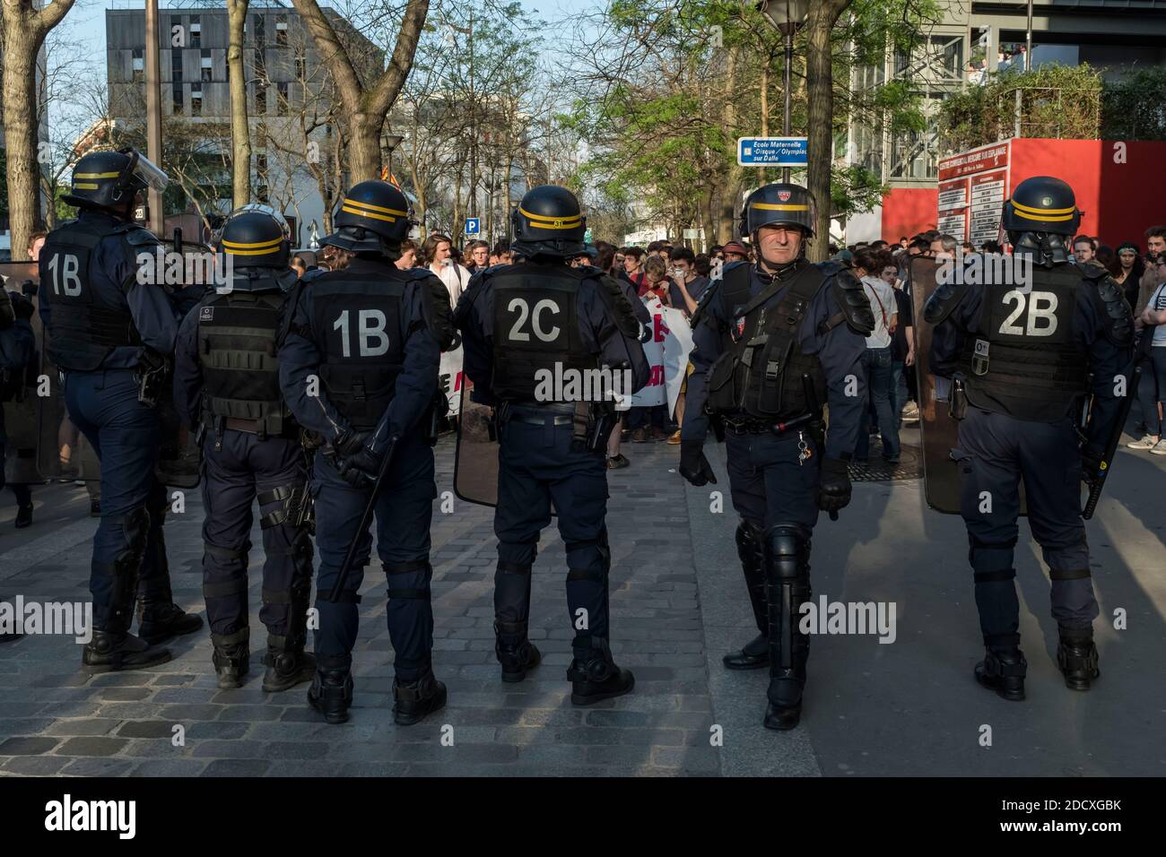 En raison de l'évacuation de l'Université de Tolbiac tôt dans la matinée, plusieurs centaines de personnes se sont rassemblées devant les locaux de l'université pour protester contre l'utilisation de la force pour déloger les étudiants. Paris, France, le 20 avril 2018. Photo de Samuel Boivin / ABACAPRESS.COM Banque D'Images