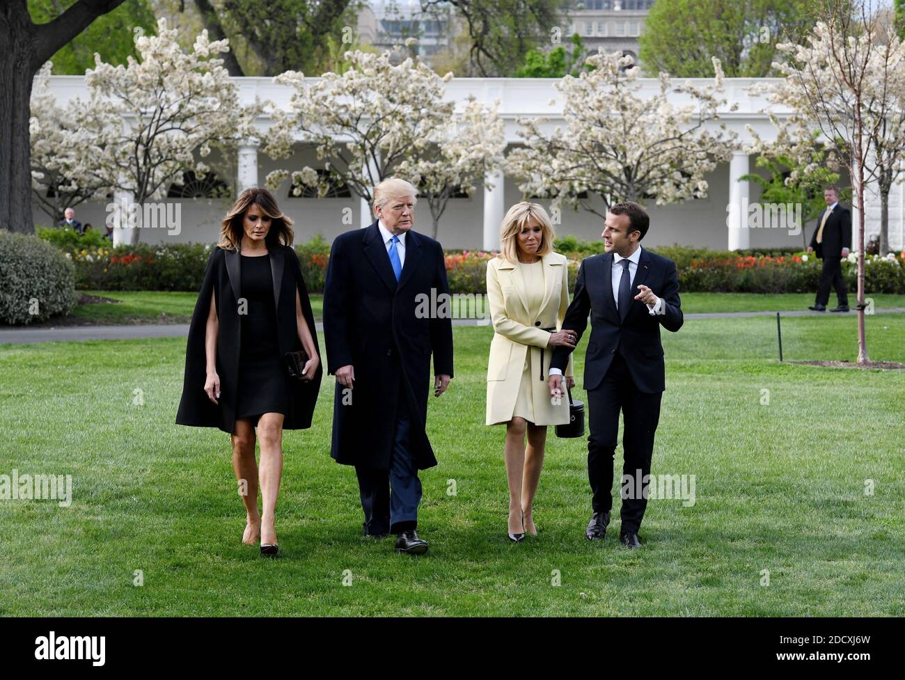 Le président américain Donald Trump et la première dame Melania Trump marchent avec le président français Emmanuel Macron et sa femme Brigitte Macron sur la pelouse sud de la Maison Blanche le 23 avril 2018 à Washington D.C . Photo par Olivier Douliery/ABACAPPRESS.COM Banque D'Images