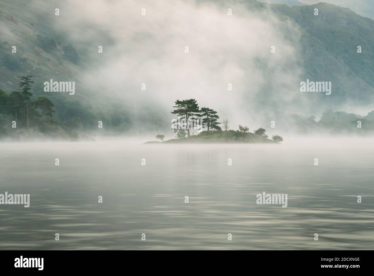 Matin paisible à Ullswater dans le district des lacs avec un mur brumeux de l'île de Holm. Banque D'Images