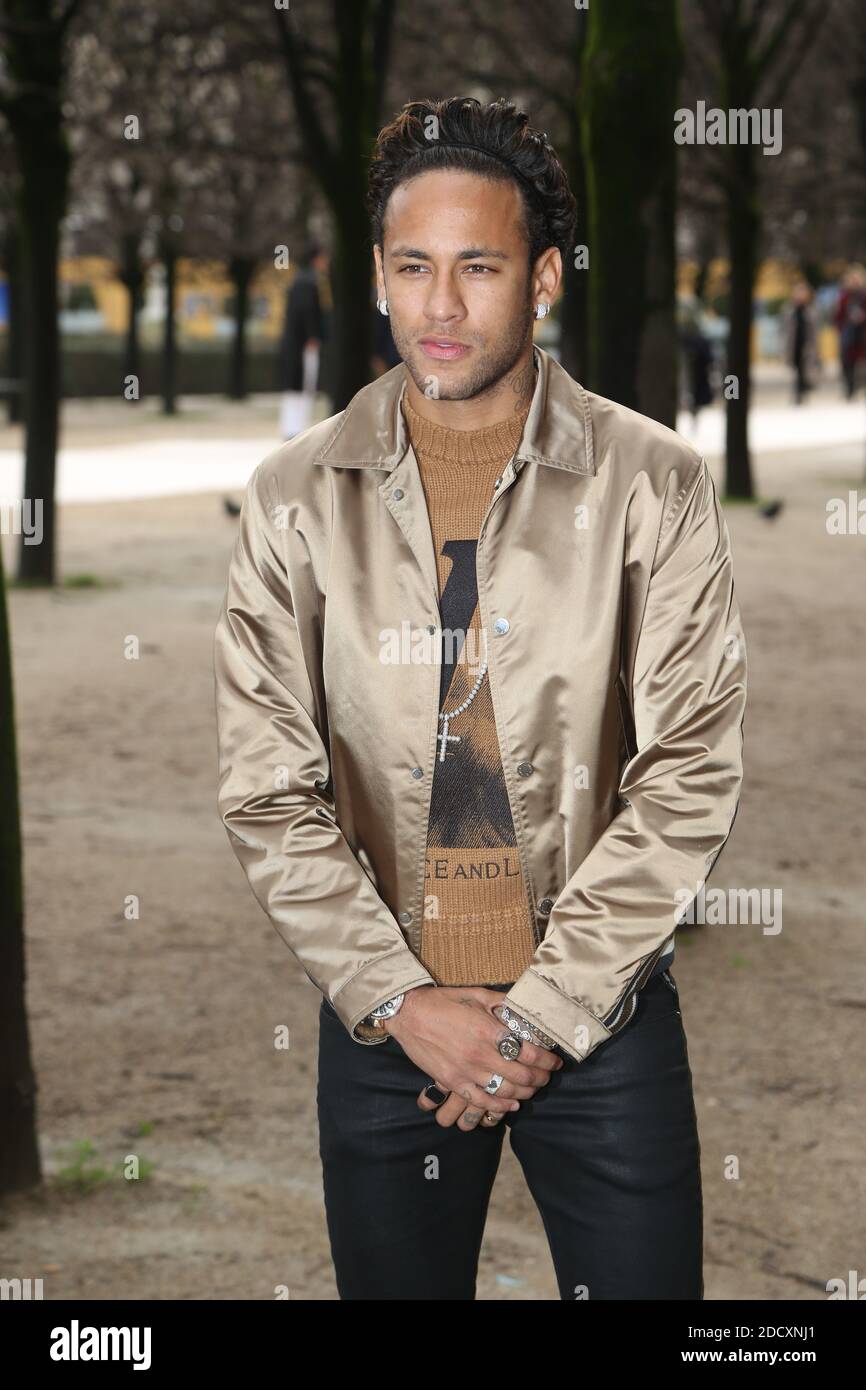 Neymar Jr assister au salon Louis Vuitton hommes automne/hiver 2018-2019  dans le cadre de la semaine de la mode à Paris, en France, le 18 janvier  2018. Photo de Jerome Domine/ABACAPRESS.COM Photo