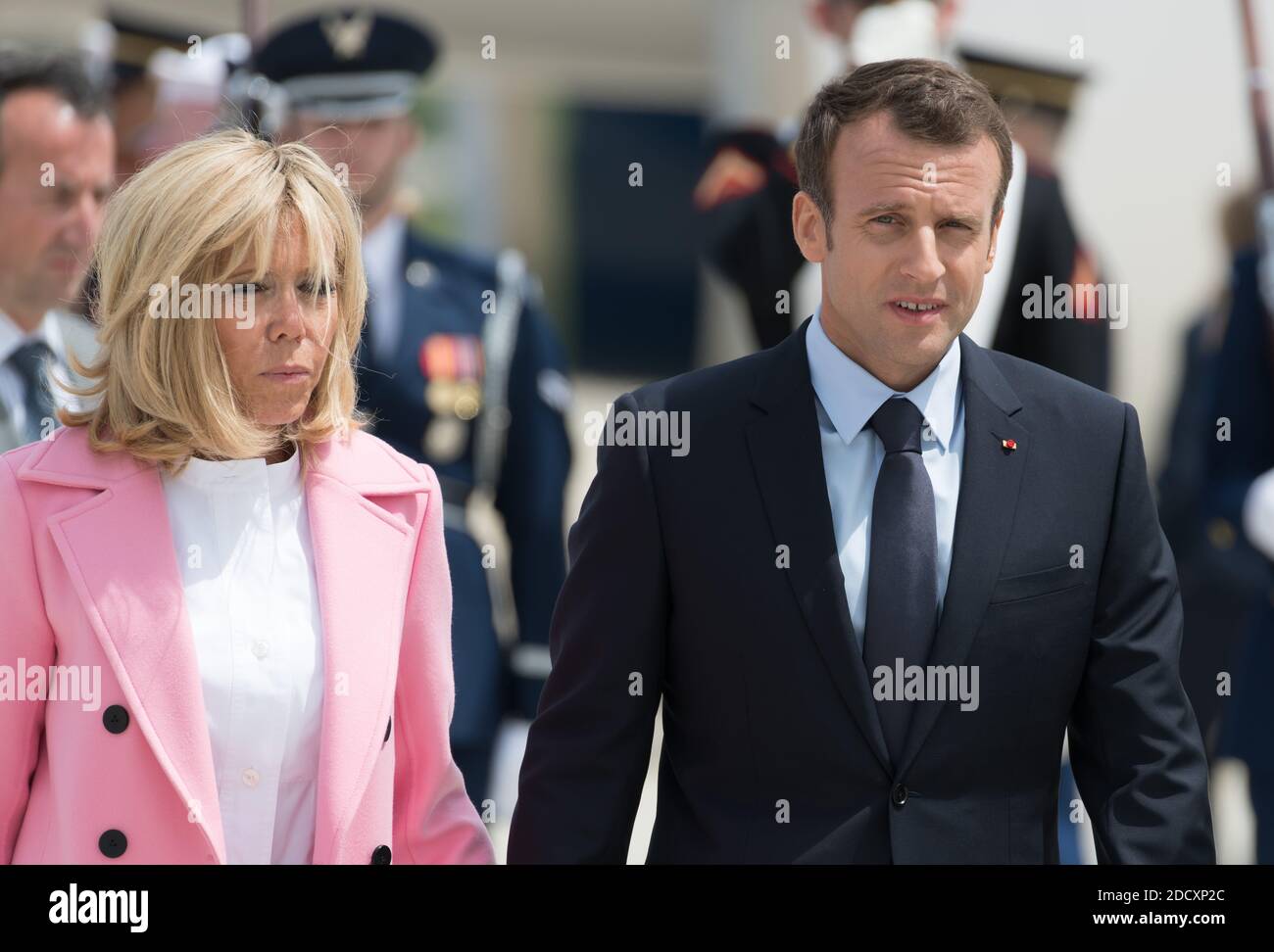Emmanuel Macron et son épouse Brigitte Macron arrivent à la joint base Andrews Maryland, États-Unis, le 23 avril 2018. Photo de Jacques Witt/Pool/ABACAPRESS.COM Banque D'Images