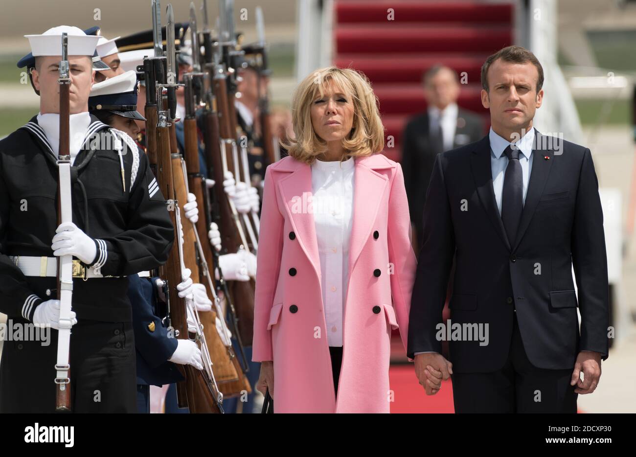 Emmanuel Macron et son épouse Brigitte Macron arrivent à la joint base Andrews Maryland, États-Unis, le 23 avril 2018. Photo de Jacques Witt/Pool/ABACAPRESS.COM Banque D'Images