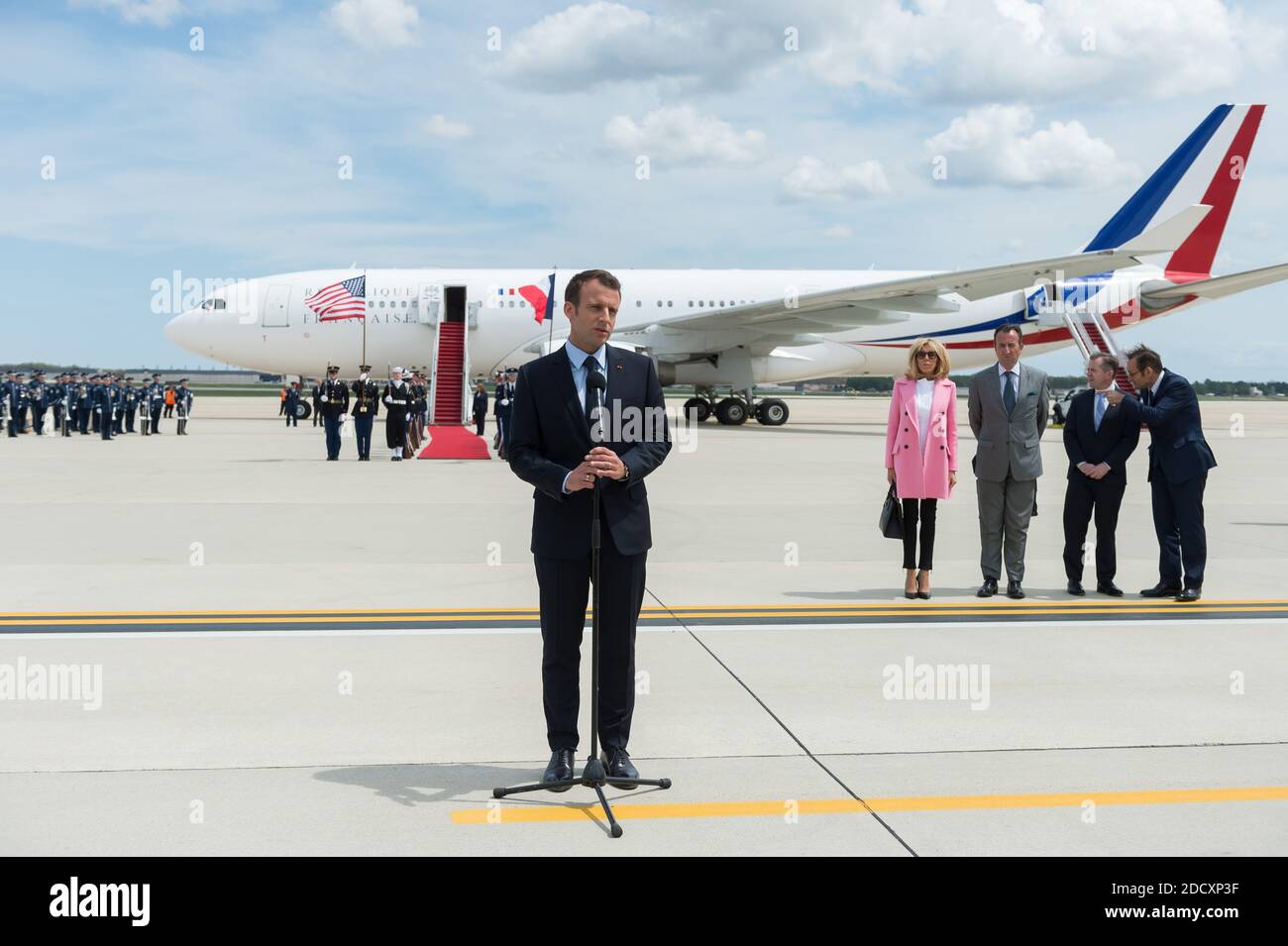 Emmanuel Macron et son épouse Brigitte Macron arrivent à la joint base Andrews Maryland, États-Unis, le 23 avril 2018. Photo de Jacques Witt/Pool/ABACAPRESS.COM Banque D'Images