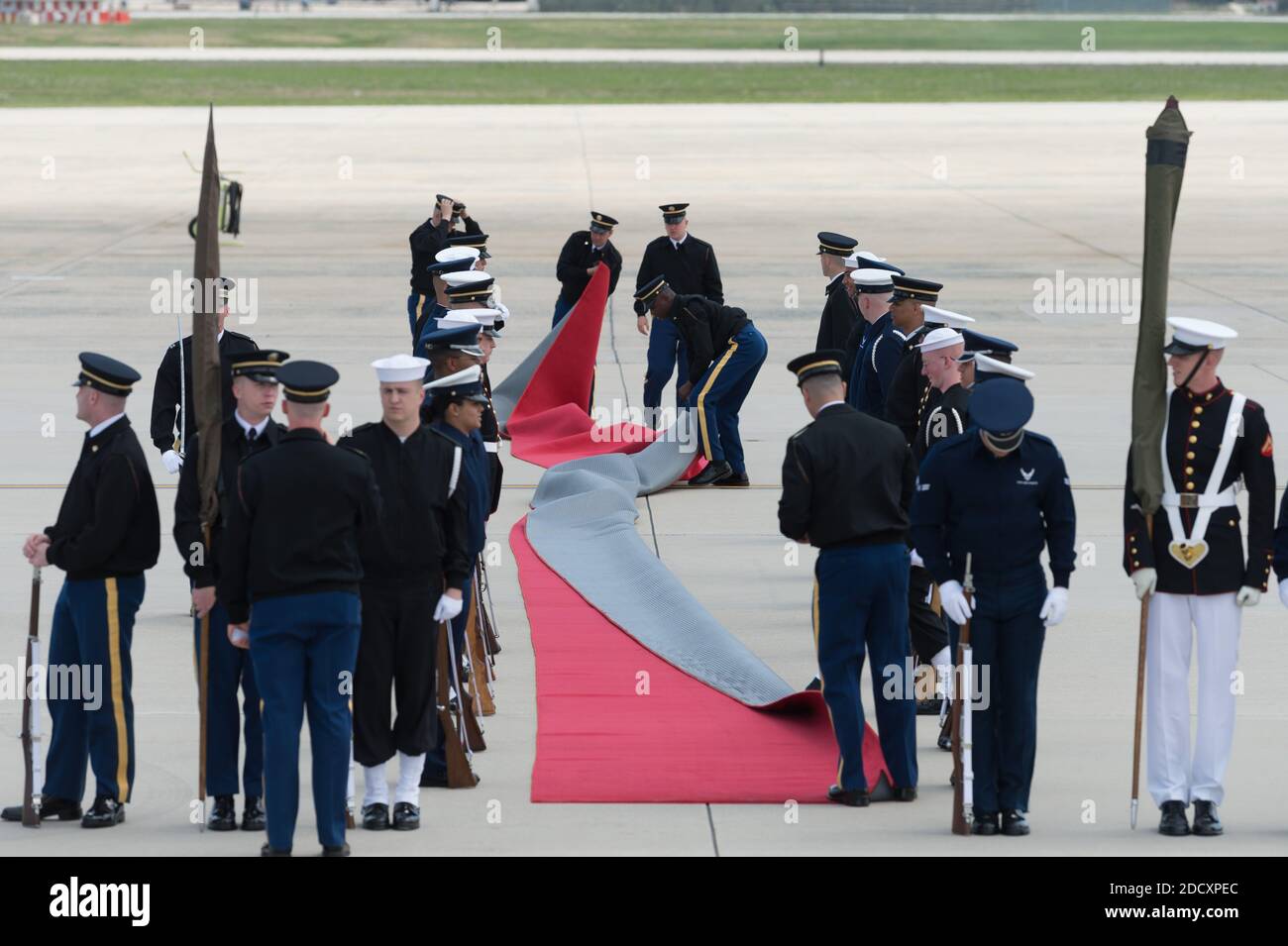 Emmanuel Macron et son épouse Brigitte Macron arrivent à la joint base Andrews Maryland, États-Unis, le 23 avril 2018. Photo de Jacques Witt/Pool/ABACAPRESS.COM Banque D'Images