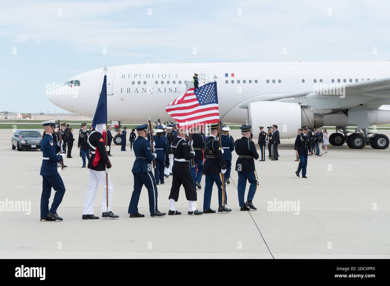 Emmanuel Macron et son épouse Brigitte Macron arrivent à la joint base Andrews Maryland, États-Unis, le 23 avril 2018. Photo de Jacques Witt/Pool/ABACAPRESS.COM Banque D'Images