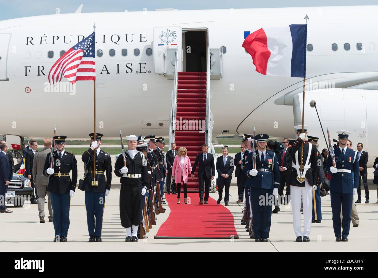 Emmanuel Macron et son épouse Brigitte Macron arrivent à la joint base Andrews Maryland, États-Unis, le 23 avril 2018. Photo de Jacques Witt/Pool/ABACAPRESS.COM Banque D'Images