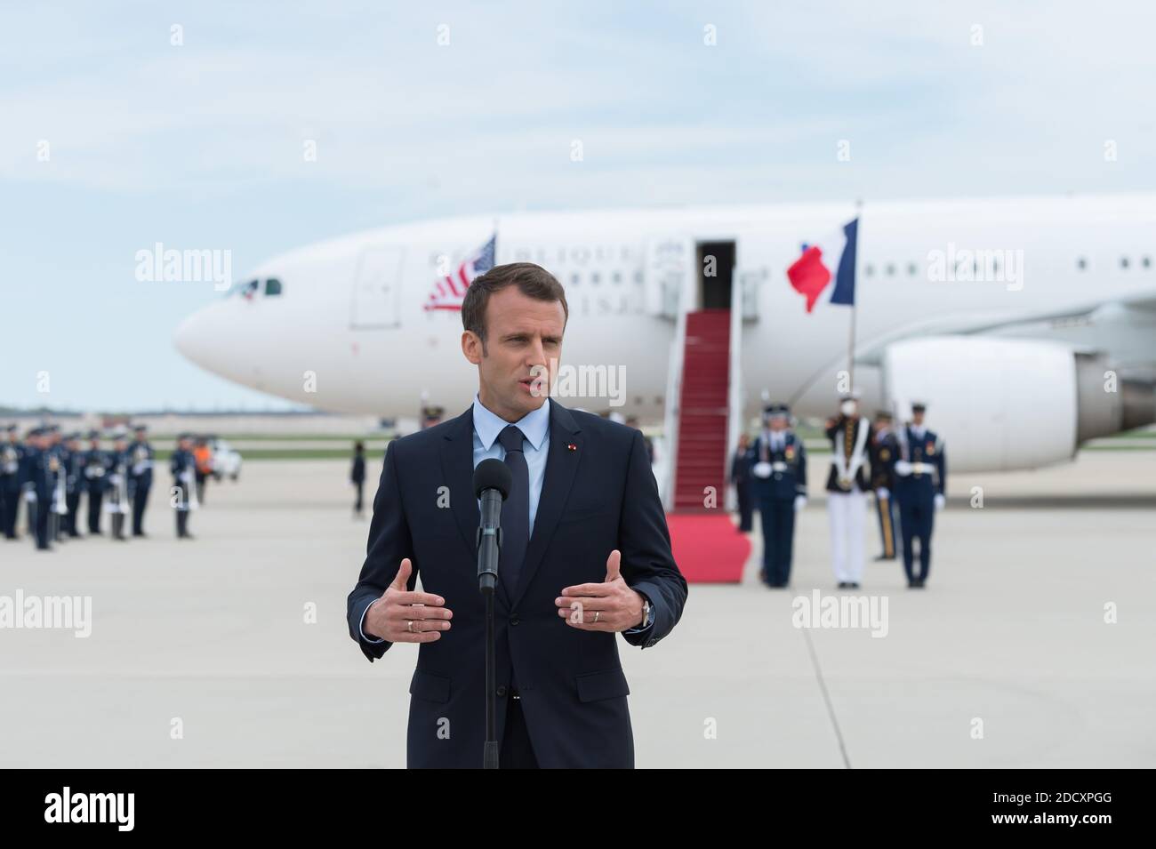 Emmanuel Macron et son épouse Brigitte Macron arrivent à la joint base Andrews Maryland, États-Unis, le 23 avril 2018. Photo de Jacques Witt/Pool/ABACAPRESS.COM Banque D'Images