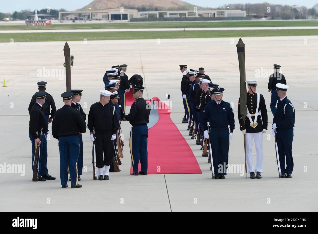 Emmanuel Macron et son épouse Brigitte Macron arrivent à la joint base Andrews Maryland, États-Unis, le 23 avril 2018. Photo de Jacques Witt/Pool/ABACAPRESS.COM Banque D'Images