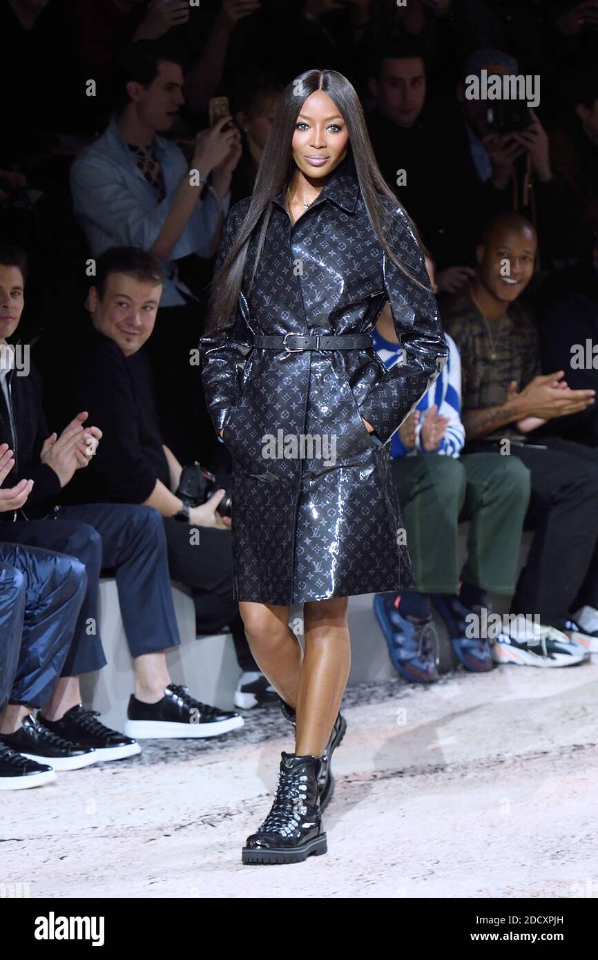 Naomi Campbell marche sur la piste du Louis Vuitton Homme lors de la  semaine de la mode des hommes à Paris automne/hiver 2018-2019 le 18 janvier  2018 à Paris, France. Photo d'Aurore