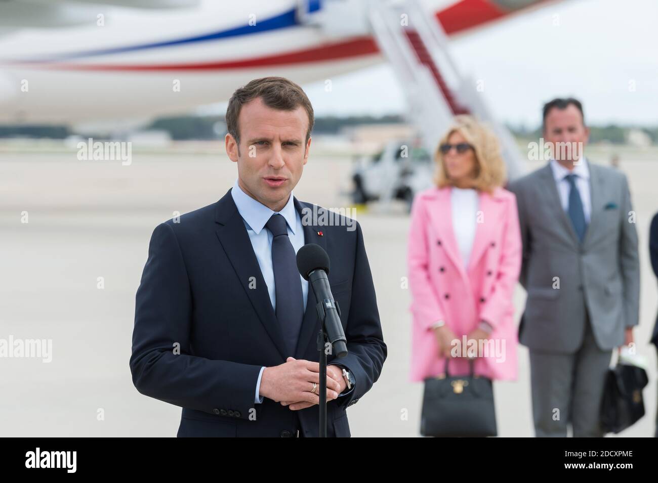 Emmanuel Macron et son épouse Brigitte Macron arrivent à la joint base Andrews Maryland, États-Unis, le 23 avril 2018. Photo de Jacques Witt/Pool/ABACAPRESS.COM Banque D'Images