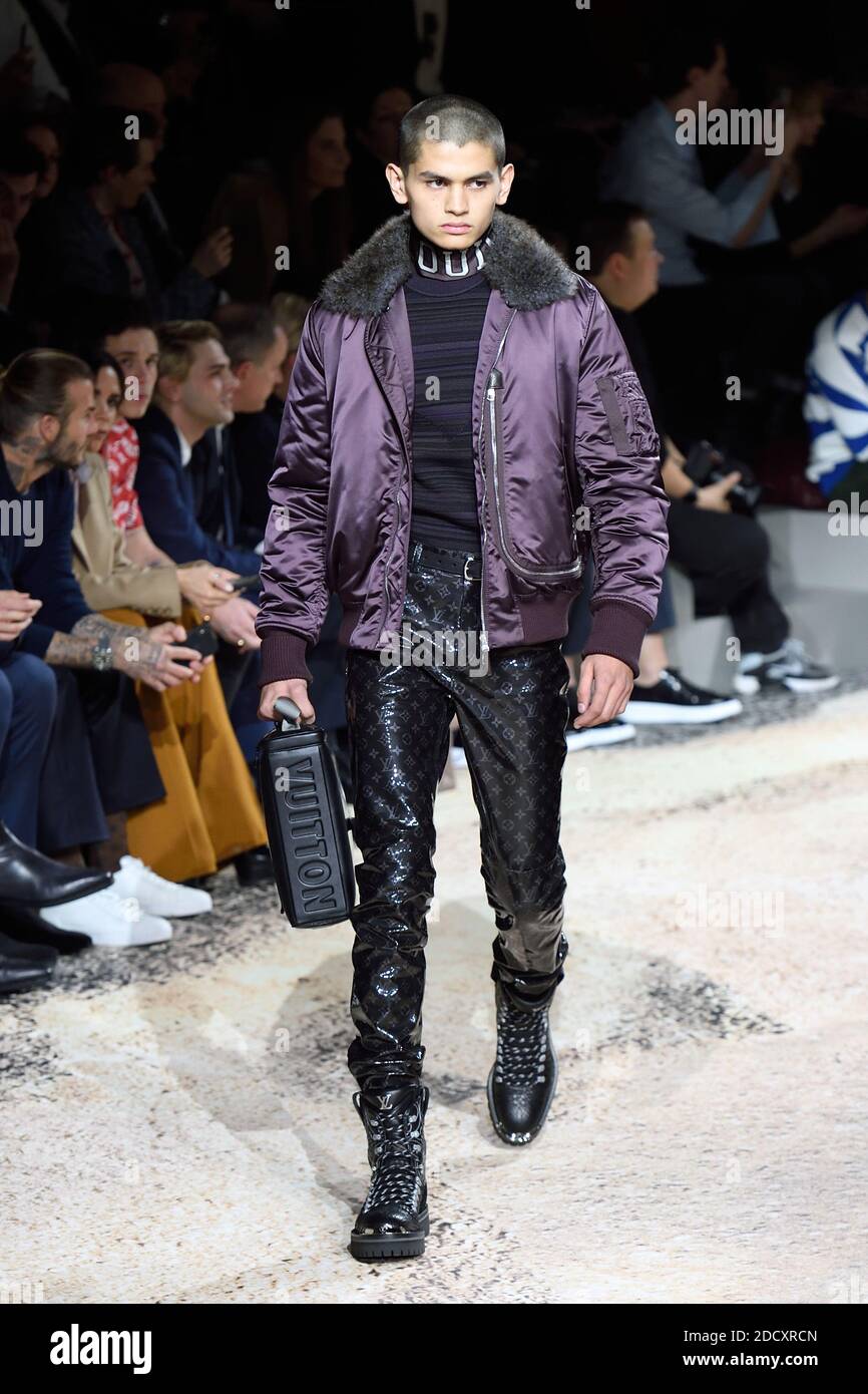 Un modèle marche sur la piste du Louis Vuitton Homme lors de la semaine de  la mode des hommes à Paris automne/hiver 2018-2019 le 18 janvier 2018 à  Paris, France. Photo d'Aurore