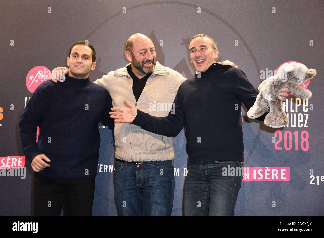 Malik Bentalha, Kad Merad et Elie Semoun posant pour la photo de 'le doudou'  lors du 21e Festival de la comédie de l'Alpe d'Huez, qui s'est tenu à  l'Alpe d'Huez, en France,