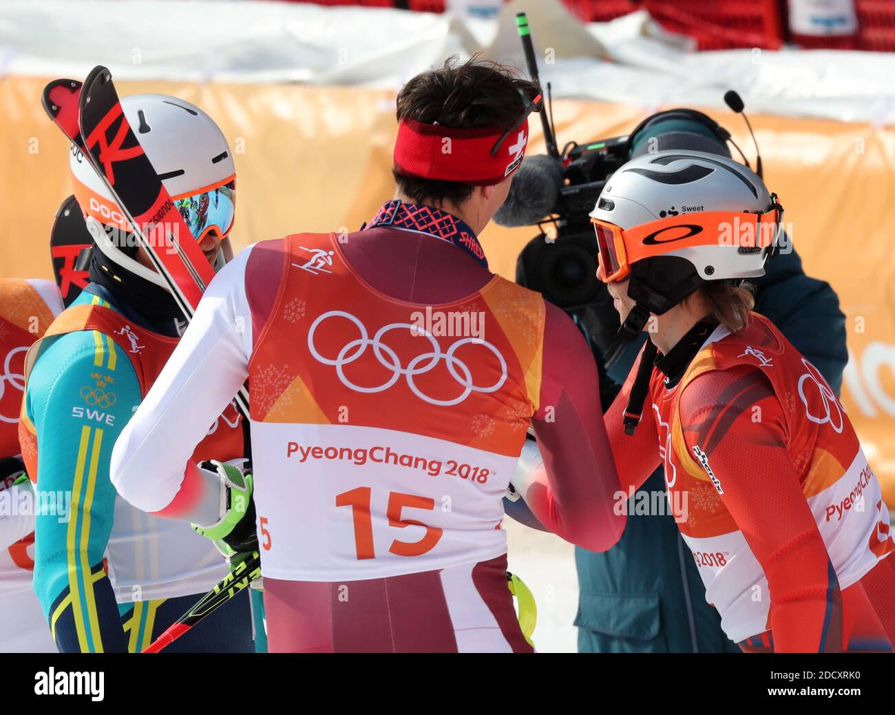 Henrik Kristoffersen, de Norvège, félicite à droite le gagnant à l'arrivée après le slalom masculin aux Jeux olympiques d'hiver de 2018 à Pyeongchang, Corée du Sud, le 22 février 2018. Photo de Guiliano Bevilacqua/ABACAPRESS.COM Banque D'Images