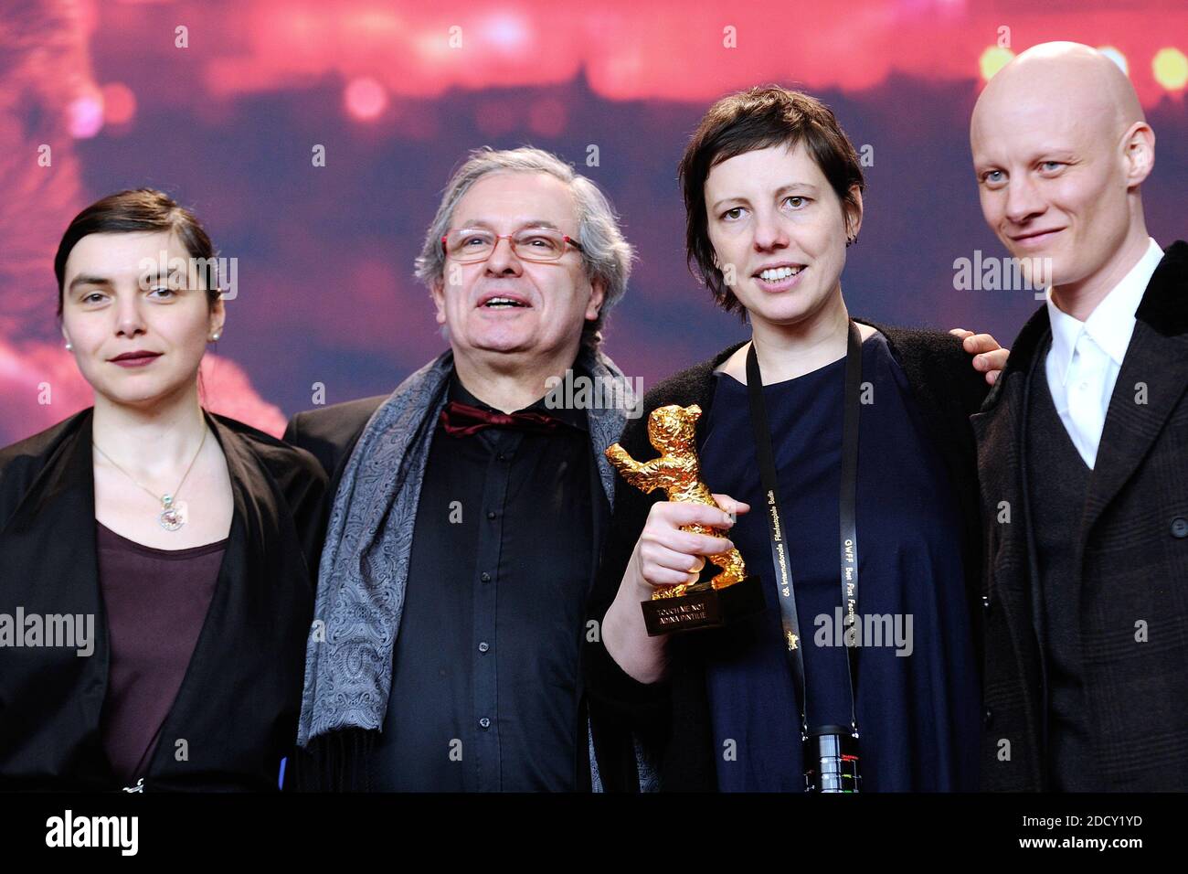 Philippe avril, Bianca Oana, Adina Pintilie et Tomas Lemarquis posent avec le Golden Bear Award pour le meilleur film 'Touch Me Not' lors de la conférence de presse des lauréats du 68e Festival International du film de Berlin (Berlinale) à Berlin, en Allemagne, le 24 février 2018. Photo d'Aurore Marechal/ABACAPRESS.COM Banque D'Images