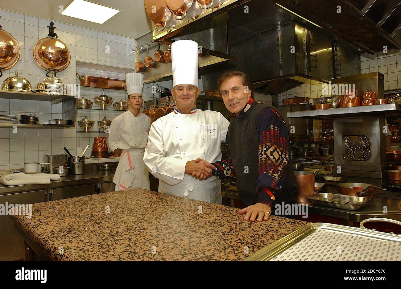 Photo du fichier - Paul Bocuse et Franck Mickael dans son Restaurant A Lyon ( Collonges au Mont d'Or . Photo par APS-Medias/ABACAPRESS.COM Banque D'Images