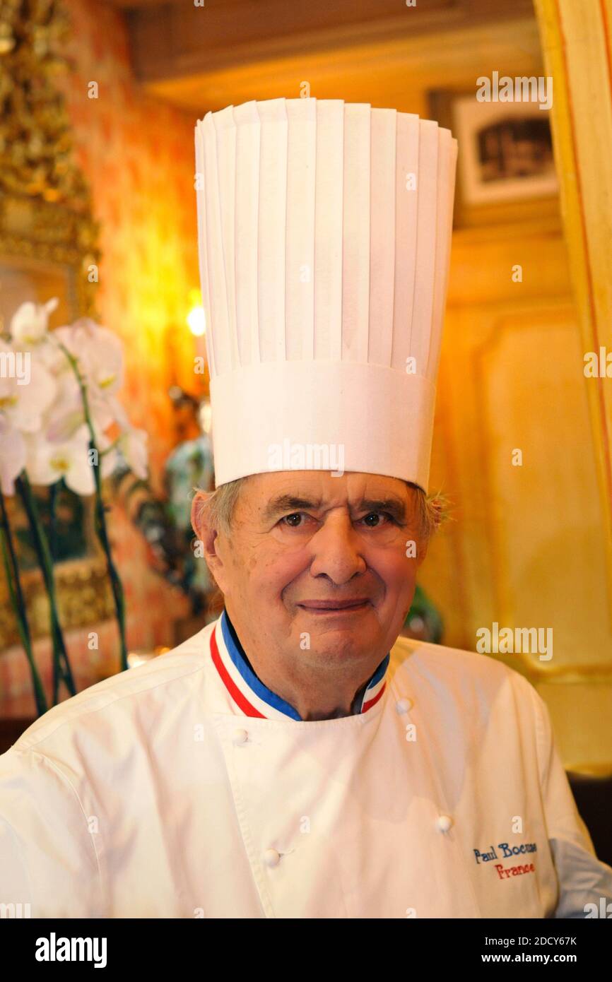 Photo de dossier - Paul Bocuse pose Dévant son Restaurant A Lyon ( Collonges au Mont d'Or . Photo par APS-Medias/ABACAPRESS.COM Banque D'Images