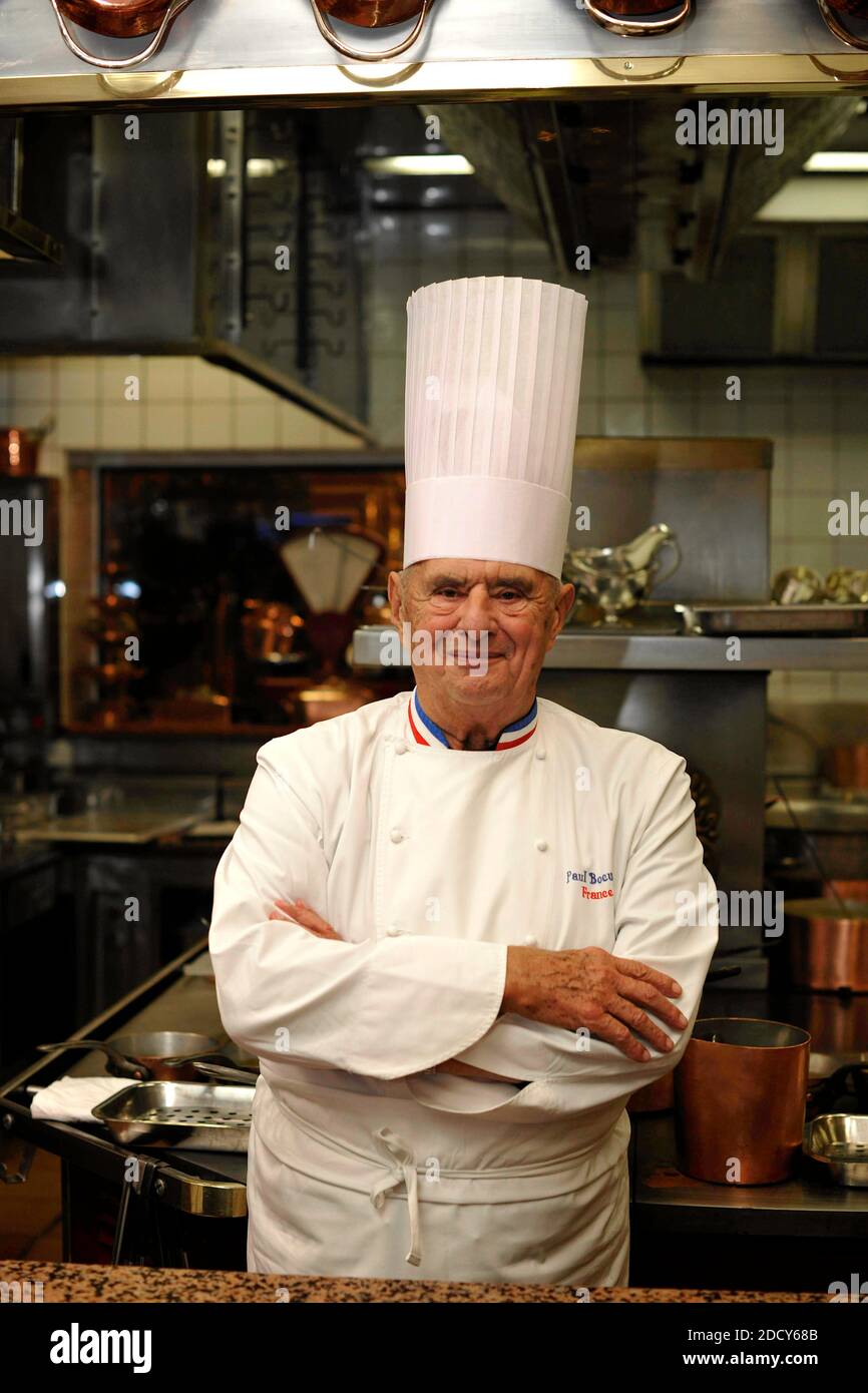Photo de dossier - Paul Bocuse pose Dévant son Restaurant A Lyon ( Collonges au Mont d'Or . Photo par APS-Medias/ABACAPRESS.COM Banque D'Images