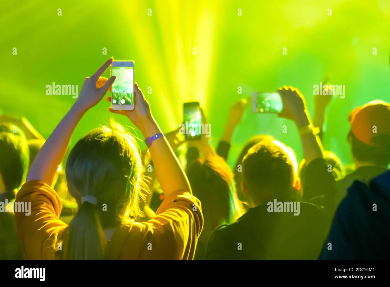 Adolescents enregistrant des vidéos de concerts musicaux en direct avec un smartphone - vue arrière Banque D'Images