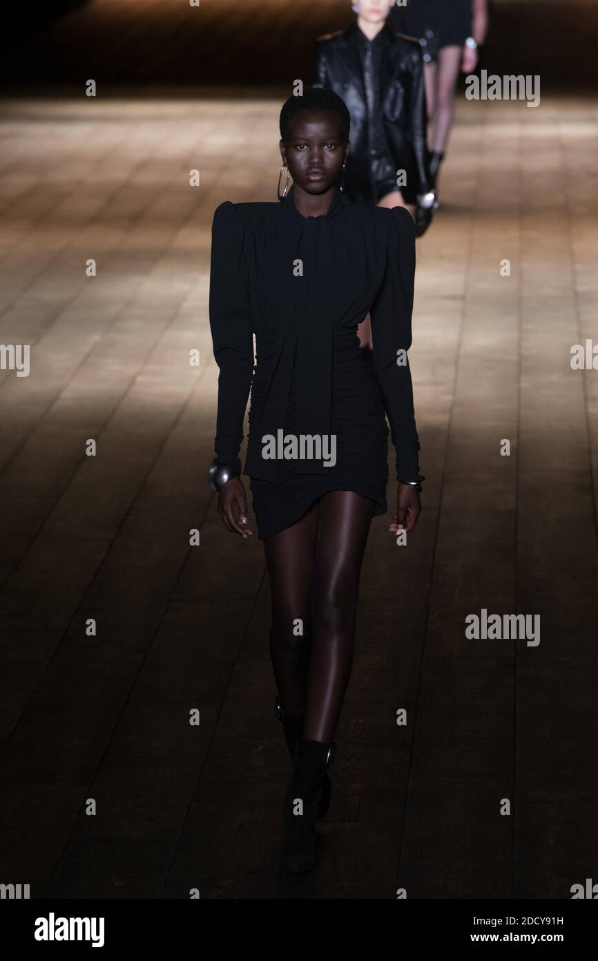 Un modele marche sur la piste YSL Yves Saint Laurent vetements pour femmes automne hiver 2018 dans le cadre de la semaine de la mode de Paris a Paris en France le 27